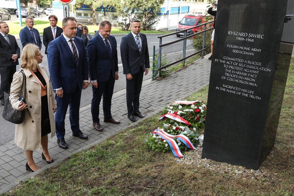 Prezes IPN złożył kwiaty pod pomnikiem Ryszarda Siwca w Pradze. / autor: Twitter/IPN