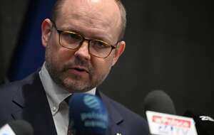 Szef Biura Polityki Międzynarodowej w KPRP Marcin Przydacz rozmawia z mediami na warszawskim lotnisku Okęcie / autor: PAP/Marcin Obara