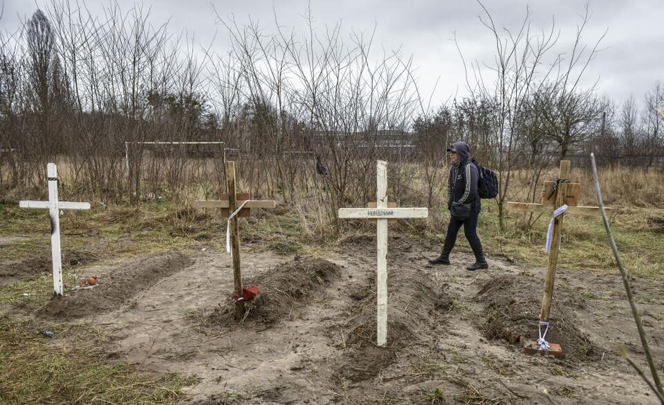 Groby cywili zabitych przez Rosjan. / autor: PAP/EPA