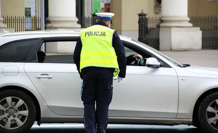 Podczas kontroli drogowej nie trzeba będzie okazywać prawo jazdy, policjant w systemie sprawdzi posiadane uprawnienia / autor: Fratria