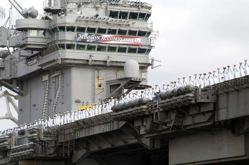 Amerykański lotniskowiec zmierza w kierunku Bliskiego Wschodu? / autor: U.S. Navy photo by Photographer's Mate 3rd Class Juan E. Diaz. (RELEASED), Public domain, via Wikimedia Commons