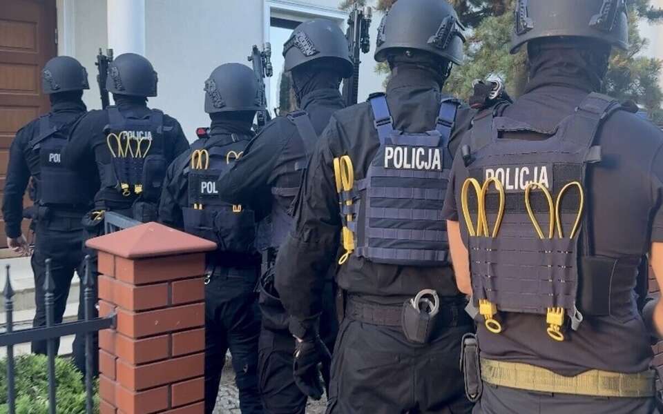 Oddział policji przed domem jednego z podejrzanych w oczekiwaniu na rozpoczęcie akcji / autor: Policja