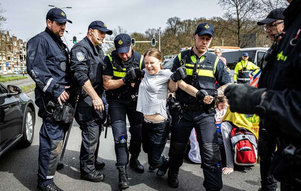Greta Thunberg podczas zatrzymania / autor: PAP/EPA/RAMON VAN FLYMEN