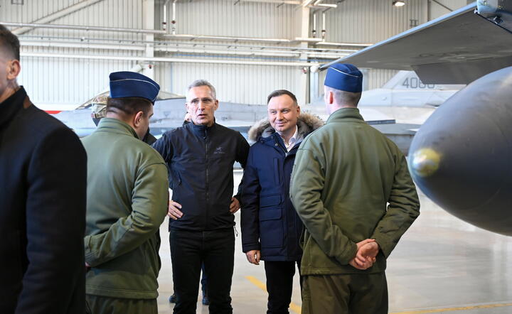 Prezydent Andrzej Duda i sekretarz generalny NATO Jens Stoltenberg podczas wizyty w 32. Bazie Lotnictwa Taktycznego w Łasku / autor: fotoserwis PAP