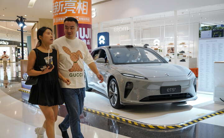 Chińskie auto elektryczne NIO ET5 na ekspozycji w domu handlowym w Pekinie / autor: PAP/ EPA/WU HAO