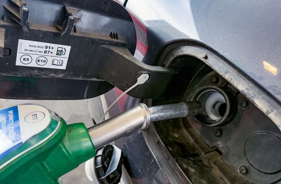 Tankowanie paliwa na stacji benzynowej / autor: PAP/Marcin Bielecki