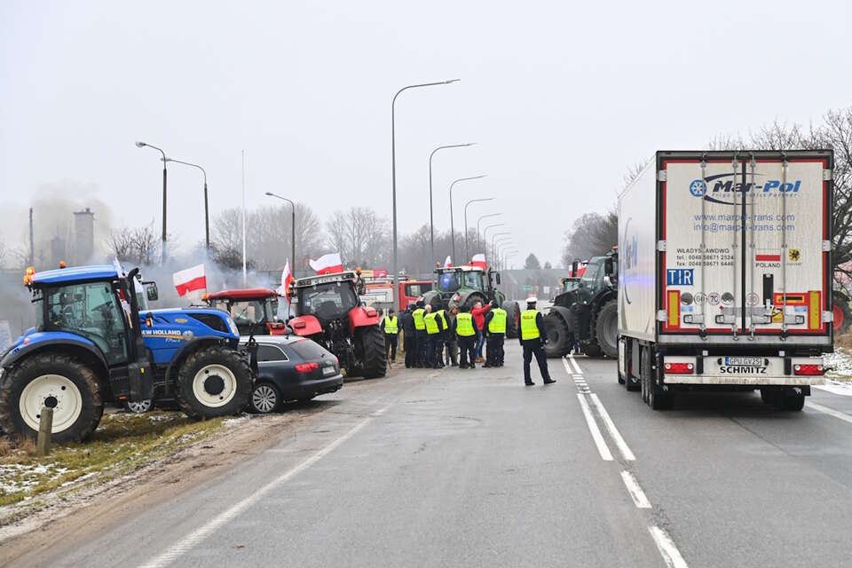 Rolnicy blokują drogę krajową 216 w okolicach Pucka / autor: PAP/Andrzej Jackowski