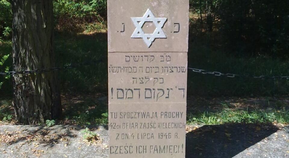 Grób ofiar pogromu na kieleckim cmentarzu żydowskim / autor: Ely1/commons.wikimedia.org