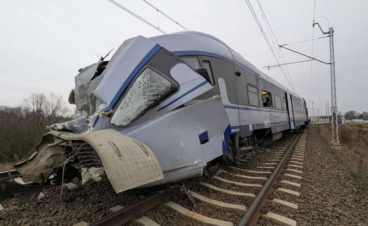 Skład PKP Intercity wykoleił się po zderzeniu z ciężarówką / autor: Facebook / @kppspsochaczew.pl