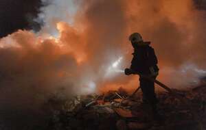 Miejsce ataku rosyjskiego pocisku rakietowego Iskander na blok mieszkalny w Charkowie, / autor: PAP/Yevhen Titov