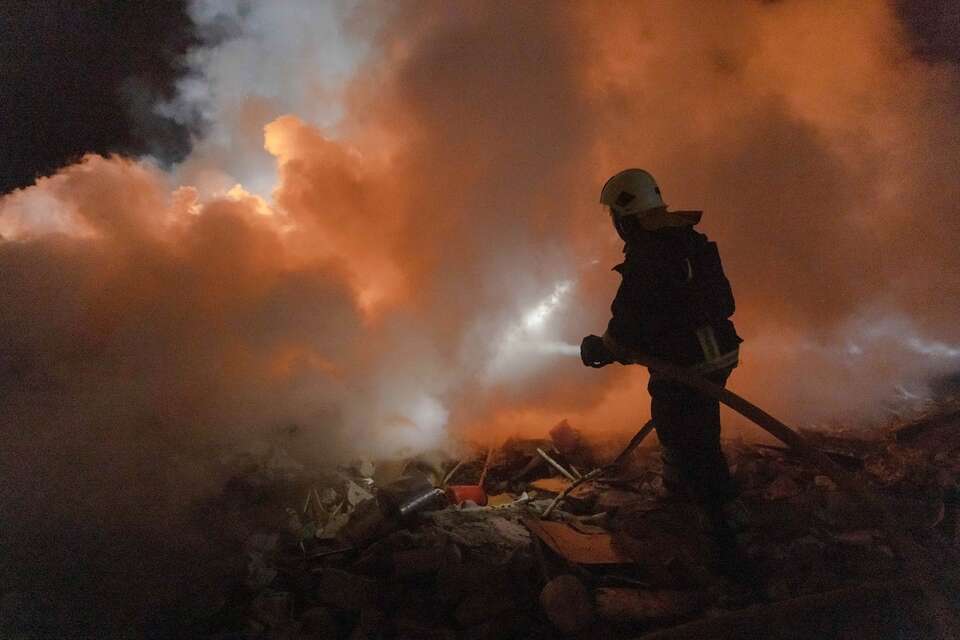 Miejsce ataku rosyjskiego pocisku rakietowego Iskander na blok mieszkalny w Charkowie, / autor: PAP/Yevhen Titov