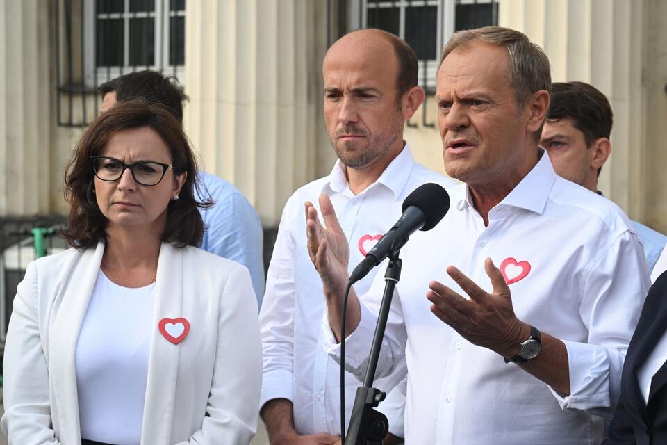 Przewodniczący Platformy Obywatelskiej Donald Tusk (2P), posłanka KO Kamila Gasiuk-Pihowicz (L) oraz przewodniczący KP KO Borys Budka (C) podczas oświadczenia dla mediów przed budynkiem TVP w Warszawie, 19 bm.   / autor: PAP/Radek Pietruszka