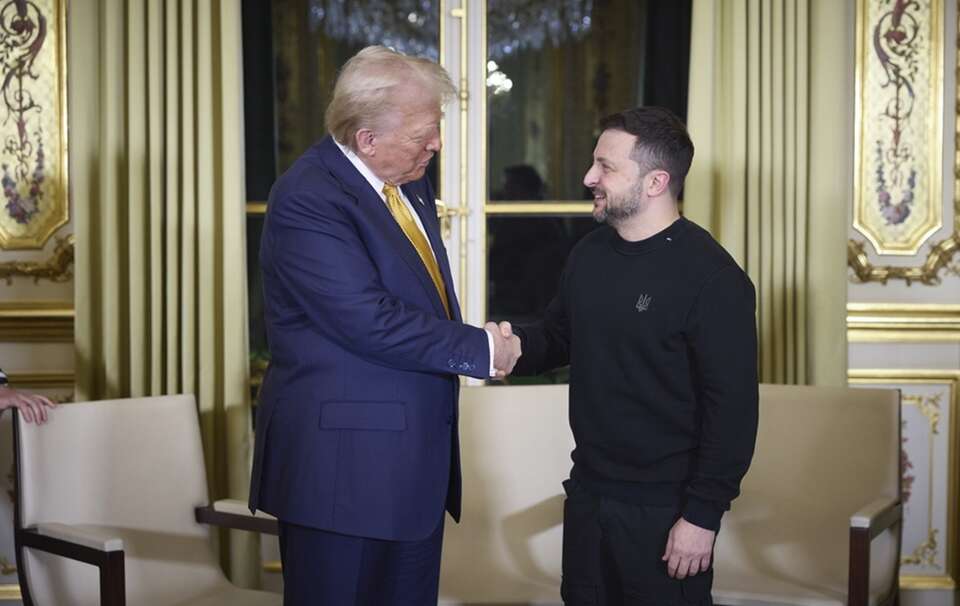 Prezydent elekt USA Donald Trump z prezydentem Ukrainy Wolodymyrem Zełenskim. Obaj spotkali się podczas wizyty w Paryżu w miniony weekend / autor: PAP/EPA/Presidential Press Service of Ukraine HANDOUT