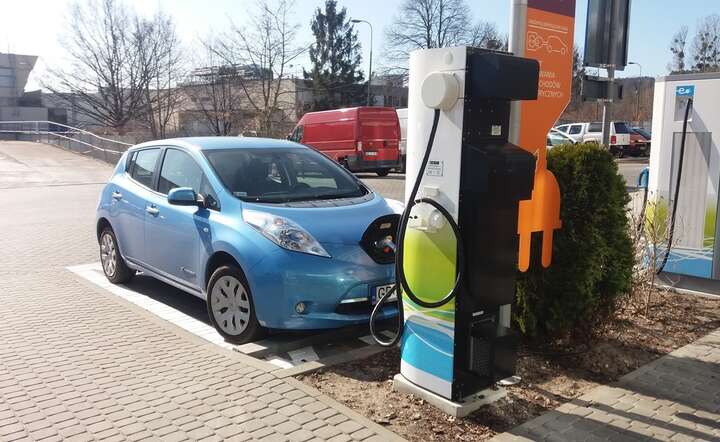 Czy od 2030 r. firmy będą mogły kupować tylko auta na prąd? / autor: Fratria / MK