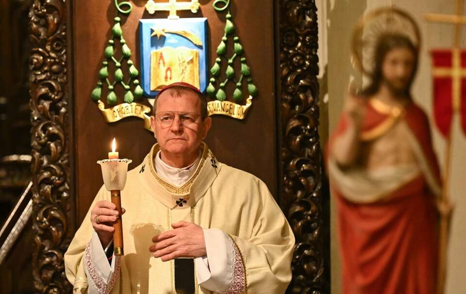 Abp Tadeusz Wojda w Wielką Sobotę podczas liturgii Wigilii Paschalnej / autor: PAP/Adam Warżawa