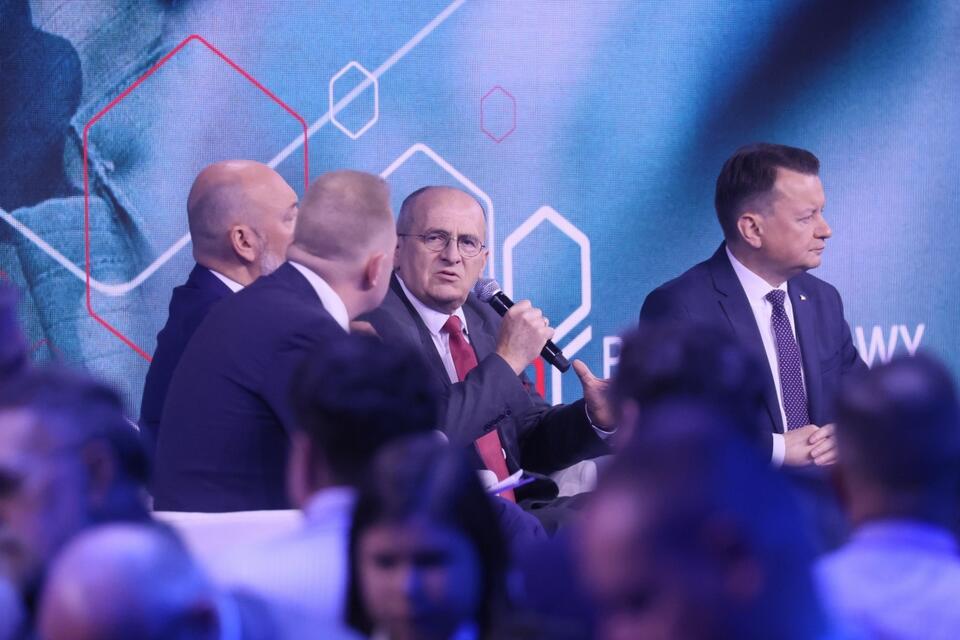 Wicepremier, minister obrony narodowej Mariusz Błaszczak (P) i minister spraw zagranicznych RP Zbigniew Rau podczas panelu "Siła wojska siła sojuszy" w ramach konwencji programowej PiS. / autor: PAP/Leszek Szymański