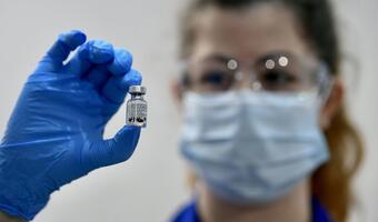 W. Brytania, trzecia dawka szczepionki, ma chronić przed wariantami Covidu