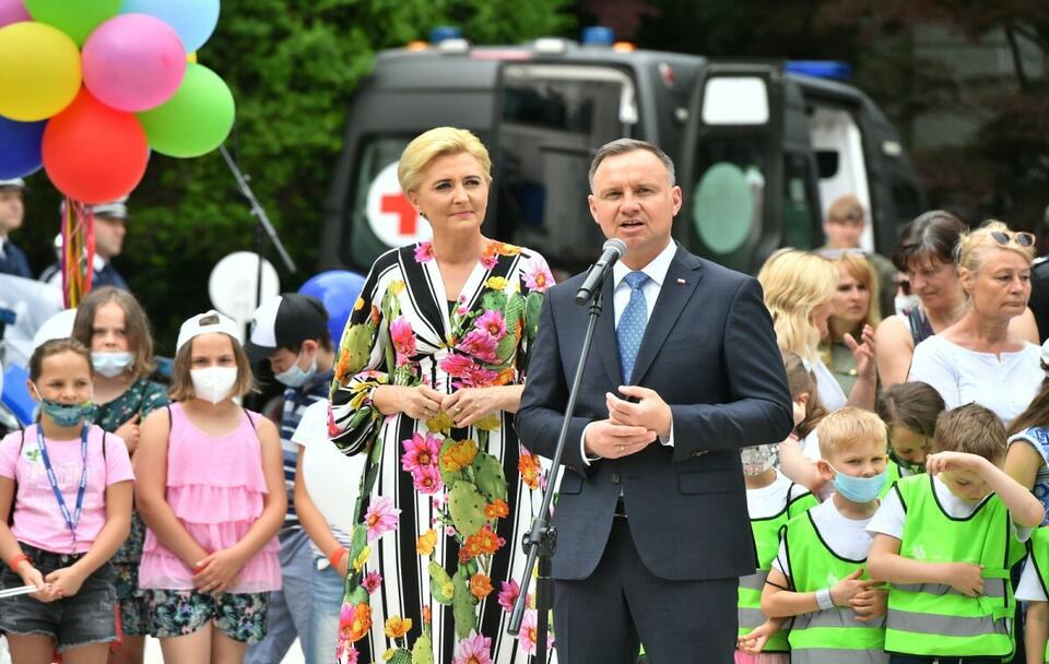 Prezydent z małżonką podczas wydarzenia "Bezpieczne Wakacje z Parą Prezydencką" / autor: PAP/Andrzej Lange