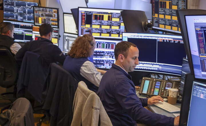 Maklerzy na parkiecie giełdy NYSE w Nowym Jorku / autor: PAP/EPA/SARAH YENESEL
