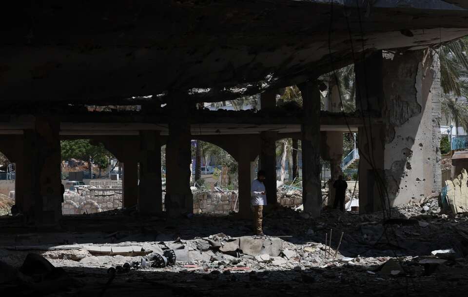 Izraelski dron zrzucił granat na ratowników / autor: EPA/WAEL HAMZEH Dostawca: PAP/EPA.