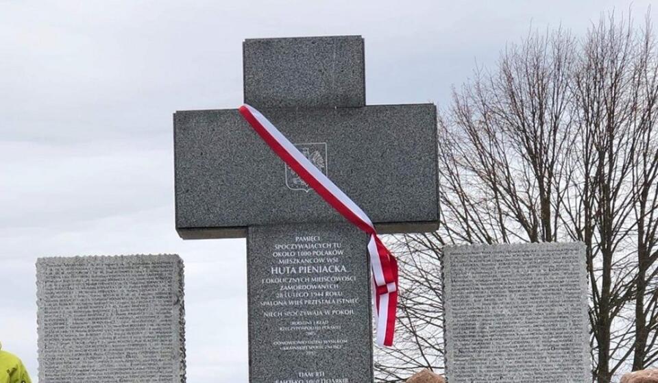 Krzyż poświęcony Polakom zamordowanym w Hucie Pieniackiej / autor: Twitter/IPN