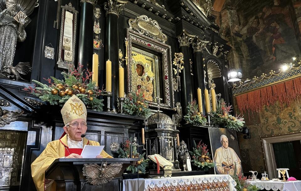 Abp Wacław Depo podczas Mszy Świętej w intencji zmarłego papieża seniora Benedykta XVI  / autor: Twitter:@JasnaGoraNews