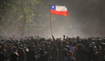 Santiago:  Starcia z policją w centrum miasta; spłonęło kino