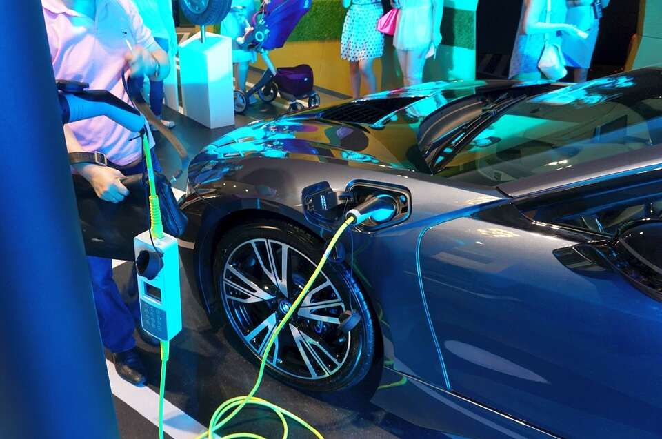 Sytuacja niemieckiej branży motoryzacyjnej jest bardzo trudna, a popyt na „auta z wtyczką” - pomimo optymizmu Komisji Europejskiej forsującej elektromobilność – słaby. / autor: Fratria