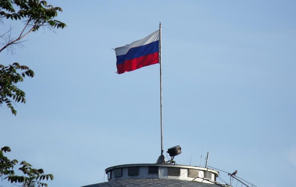 Rosyjska flaga na budynku ambasady FR w Warszawie / autor: Fratria