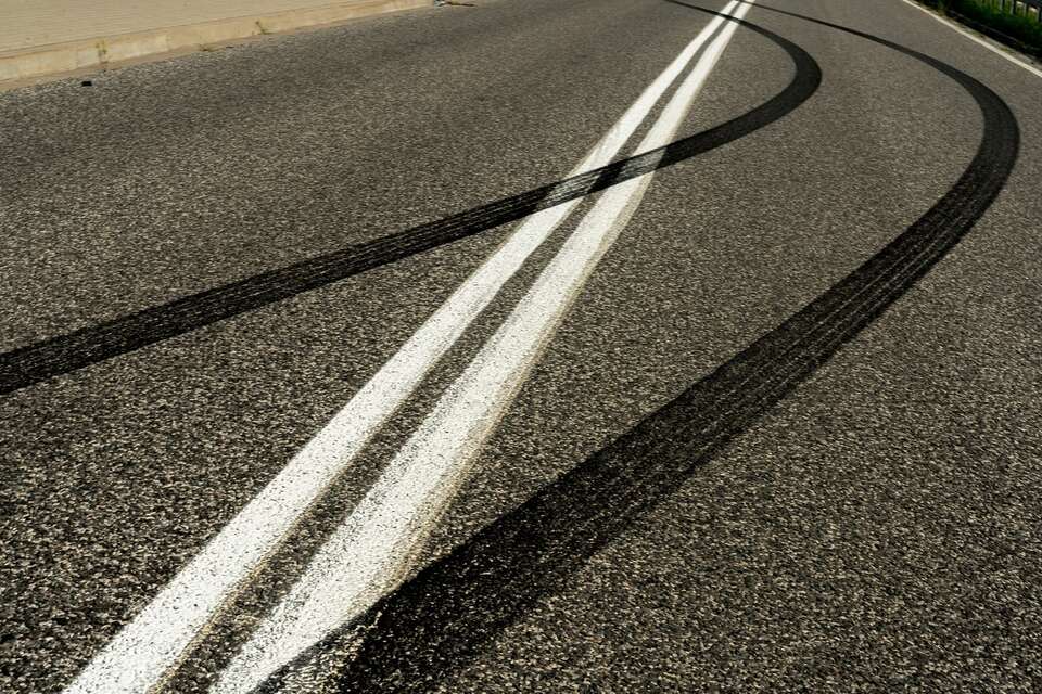 zdj. ilustracyjne - ślady hamowania na drodze / autor: Fratria