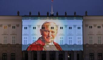 Jan Paweł II na fasadzie Pałacu Prezydenckiego