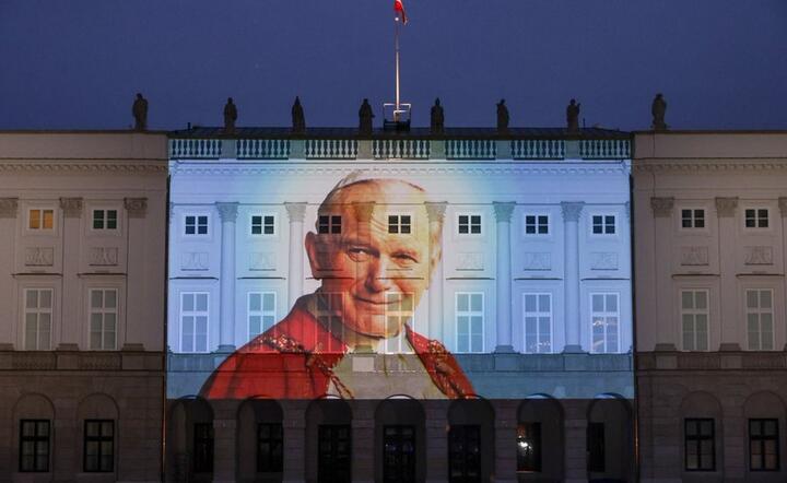 Zdjęcie Jana Pawła II na fasadzie Pałacu Prezydenckiego / autor: Twitter