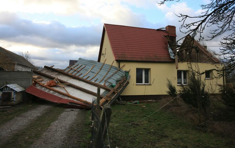 Zniszczony dom przy ulicy Półwiejskiej w Gorzowie Wielkopolskim po przejściu wichury / autor: PAP/Lech Muszyński