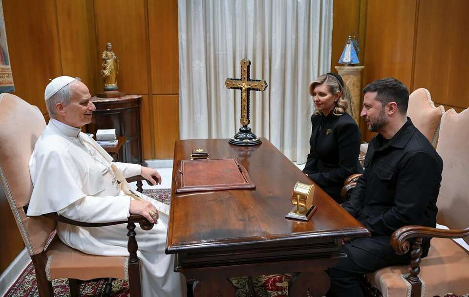 Papież Leon XIV i Wołodymyr Zełenski wraz z żoną Ołeną / autor: PAP/EPA/PRESIDENTIAL PRESS SERVICE HANDOUT