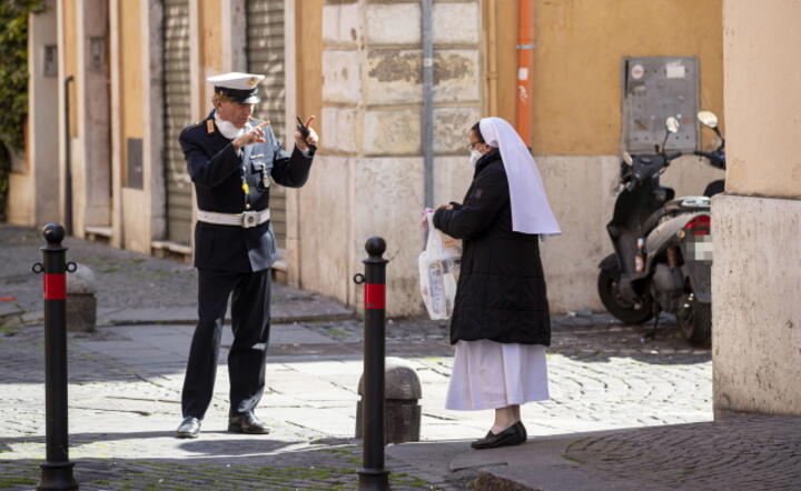 Policjant kontroluje zakonnicę w Rzymie / autor: PAP/EPA/MASSIMO PERCOSSI