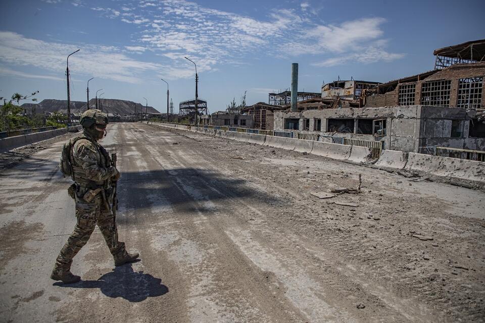 Rosyjski żołnierz w Mariupolu, na terenie zniszczonych zakładów Azowstal / autor: PAP/EPA