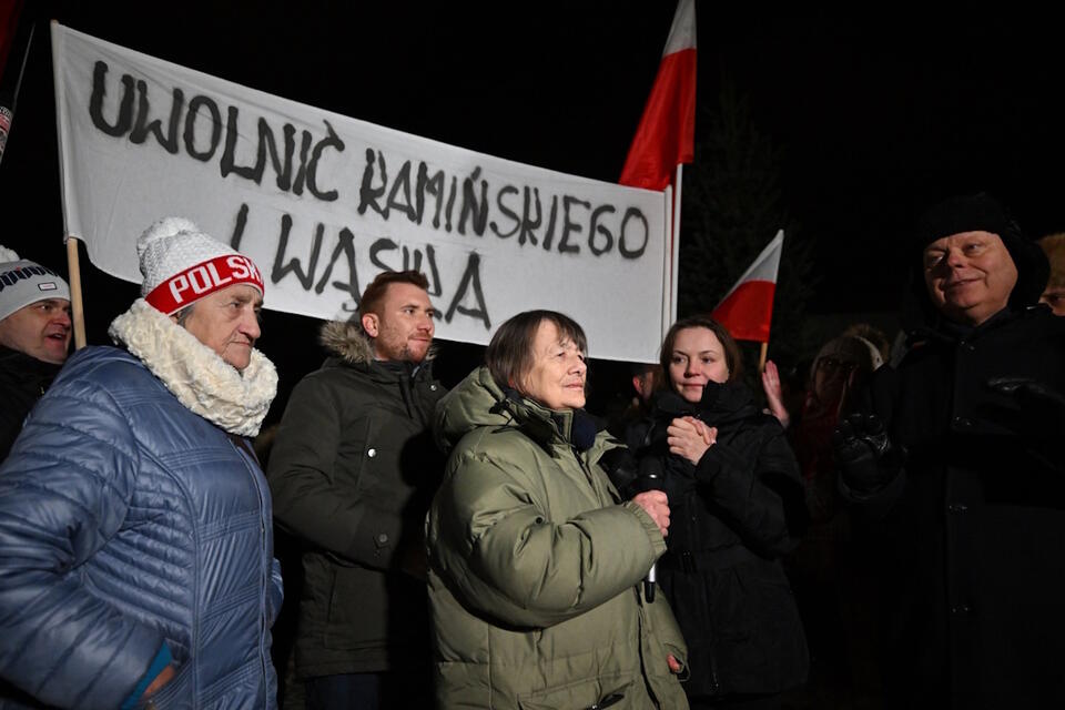 Żona Mariusza Kamińskiego Barbara Kamińska (2P), syn Kacper Kamiński (3L), opozycjonistka w PRL Urszula Sikorska-Kelus (C) oraz poseł PiS Marek Suski (P) wśród uczestników manifestacji przed Aresztem Śledczym w Radomiu / autor: PAP/Piotr Polak