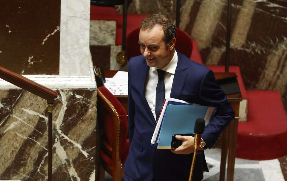 Francuski parlament obronił rząd Sebastiena Lecronu