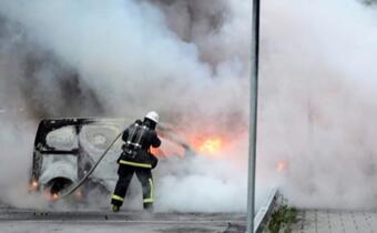Zamieszki w Szwecji, na ulicach płoną samochody