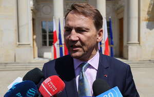 Radosław Sikorski podczas obchodów Święta Służby Ochrony Państwa na terenie Muzeum Łazienki Królewskie w Warszawie / autor: PAP/Paweł Supernak