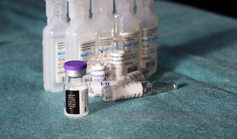 ARM: Szczepionki Moderny trafią w poniedziałek do szpitali