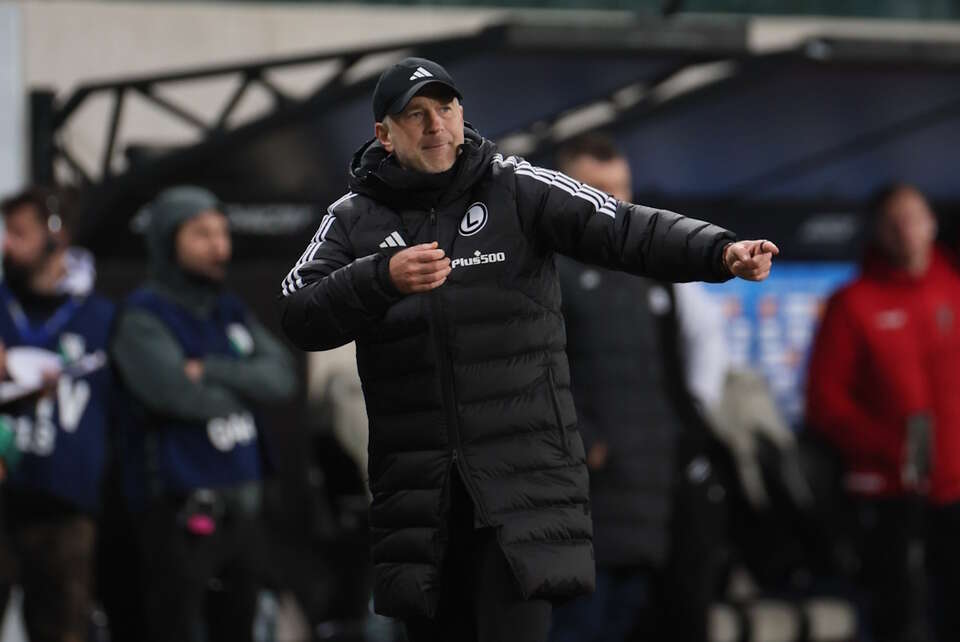 Zdymisjonowany trener Legii Warszawa Edward Iordanescu podczas meczu Pucharu Polski z Pogonią Szczecin / autor: PAP/Leszek Szymański