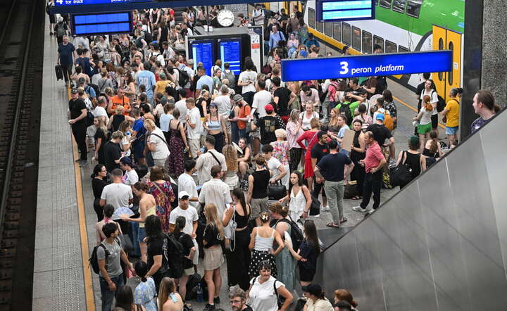 Pasażerowie czekają na opóźnione pociągi na peronie dworca Warszawa Centralna / autor: PAP/Radek Pietruszka