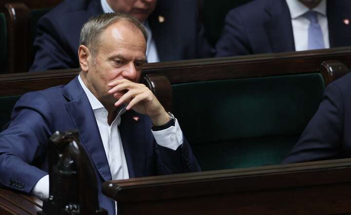 Premier Donald Tusk w Sejmie w czasie wystąpienia szefa MON / autor: PAP/Leszek Szymański