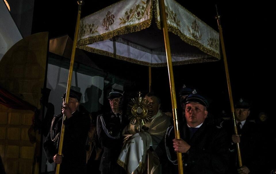 Procesja towarzysząca Mszy rezurekcyjnej w kościele Matki Boskiej Różańcowej w Koprzywnicy / autor: PAP/Piotr Polak