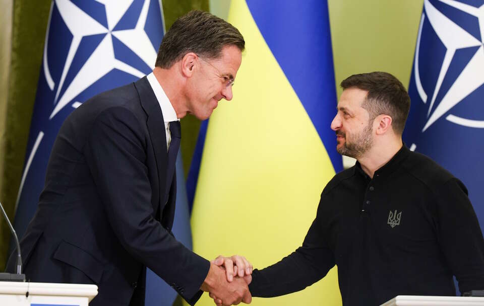 Sekretarz generalny NATO Mark Rutte  i prezydent Ukrainy Wołodymyr Zełenski / autor: PAP/Viktor Kovalchuk