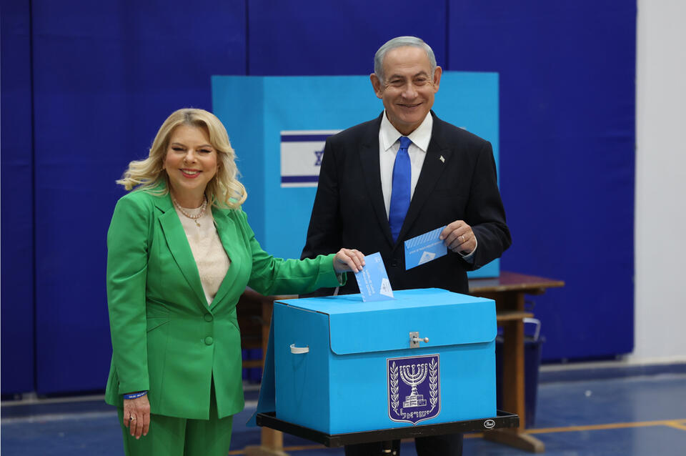 Benjamin Netanjahu wraz z żoną. / autor: PAP/EPA