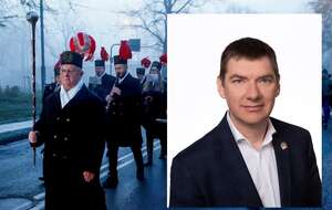 Na zdj. w tle barbórkowa pobudka Orkiestry Dętej KWK "Wieczorek" - przemarsz orkiestry górniczej ulicami osiedla Nikiszowiec w Katowicach / autor: PAP/Jarek Praszkiewicz, fot.Adam Gorszanów