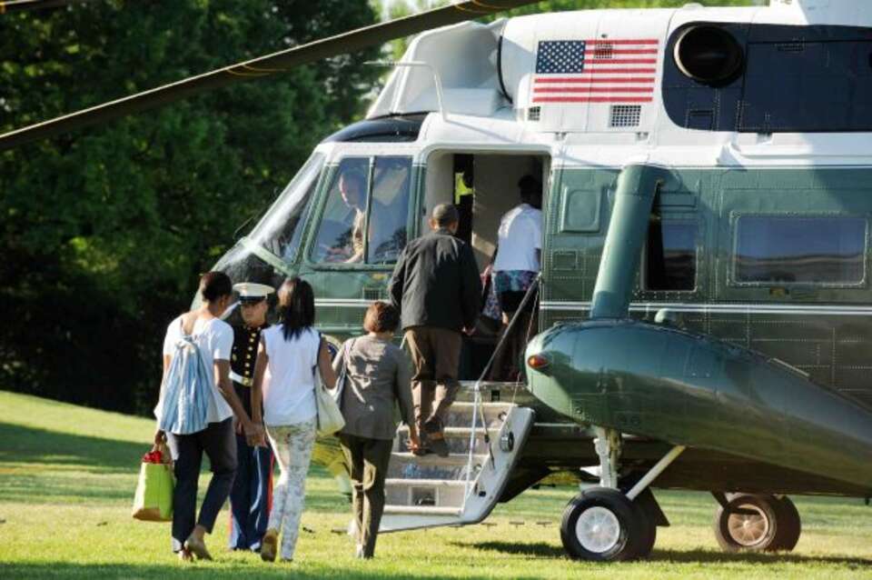 Barack Obama (wsiada do helikoptera przed Białym Domem) mają jednak co nieco do ukrycia przed mediami. Fot. PAP/EPA