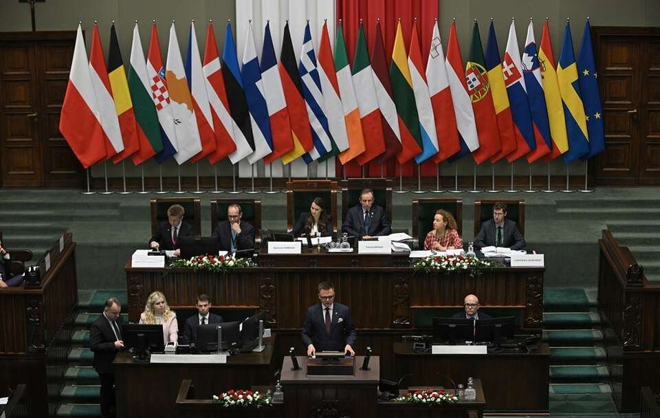 Szymon Hołownia otwiera konferencję / autor: PAP/Marcin Obara